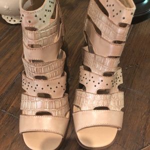 Gimmick heeled sandals